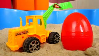 Ищем сюрпризы в песочнице! — Развивающие игры для самых маленьких про машинки в песке