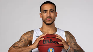 05/10/19 | Брэндон Браун забивает трехочковый с точки Стефа Карри