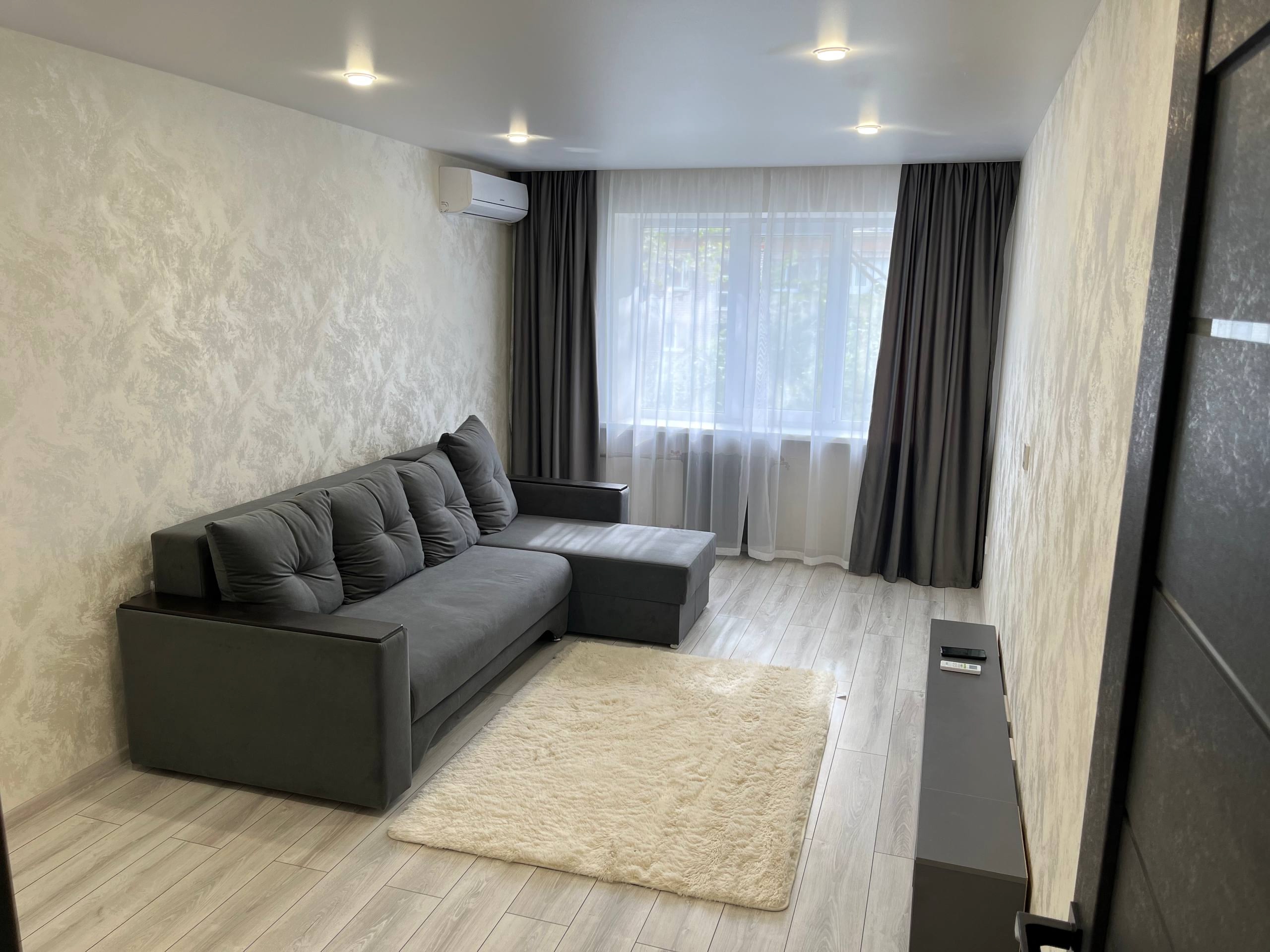 Продам 2-х комнатную квартиру, кв. Дружбы, г.Луганск. этаж 5/5 , крыша отремонтирована, общая площадь 48м2. С новым капитальным ремонтом(электрика, отопление, сантехника - все новое) В квартире новая мебель, встроенная кухня, холодильник, кондиционер, стиральная машина. Хорошее расположение - Рядом супермарке...
