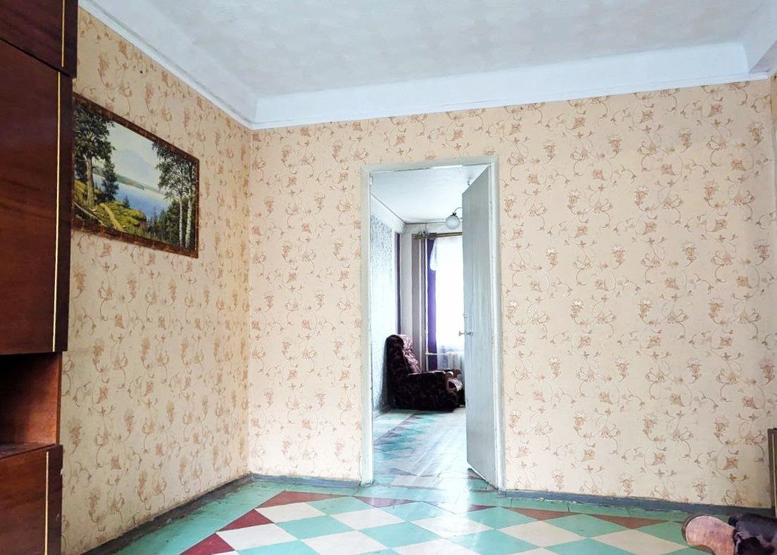 🏠 ПРОДАЕТСЯ ПРОСТОРНАЯ 4-КОМНАТНАЯ КВАРТИРА В АЛЧЕВСКЕ Идеальное решение для большой семьи! 📍 Расположение ул. Гмыри (район 7-й школы). Рядом детский сад «Золотая рыбка», развитая инфраструктура: магазины, остановки, школы. Тихий и зеленый район! 🔍 О квартире Общая площадь: 65,7 м². Кухня: 6,2 м² (удобная пла...