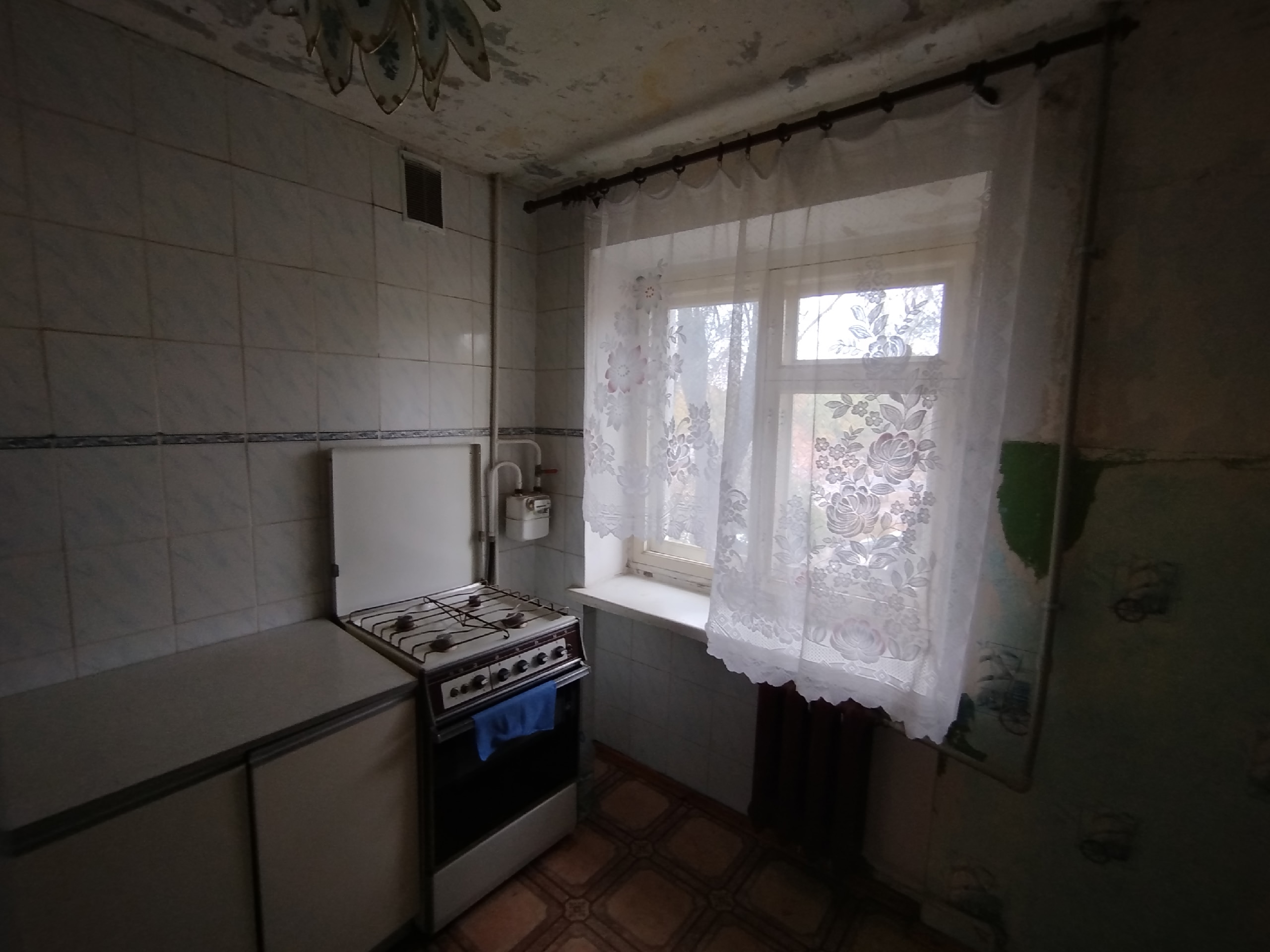 СРОЧНО ПРОДАЮ!!! Луганск. Продаю 1кк, 2/5, общей площадью - 30.5 м2, без перепланировок, кв. Волкова, Октябрьский район. Квартира теплая. В доме газ, счетчики на коммуникации установлены, батареи - чугун, водоответвление - пластик. Окна - дерево. Балкон застеклен. Бойлер, холодильник мебель частично остается....