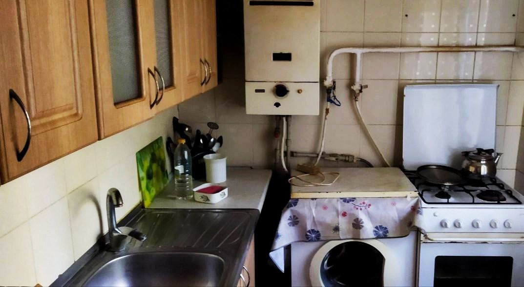 🏠 ПРОДАЕТСЯ ПРОСТОРНАЯ 4-КОМНАТНАЯ КВАРТИРА В АЛЧЕВСКЕ Идеальное решение для большой семьи! 📍 Расположение ул. Гмыри (район 7-й школы). Рядом детский сад «Золотая рыбка», развитая инфраструктура: магазины, остановки, школы. Тихий и зеленый район! 🔍 О квартире Общая площадь: 65,7 м². Кухня: 6,2 м² (удобная пла...