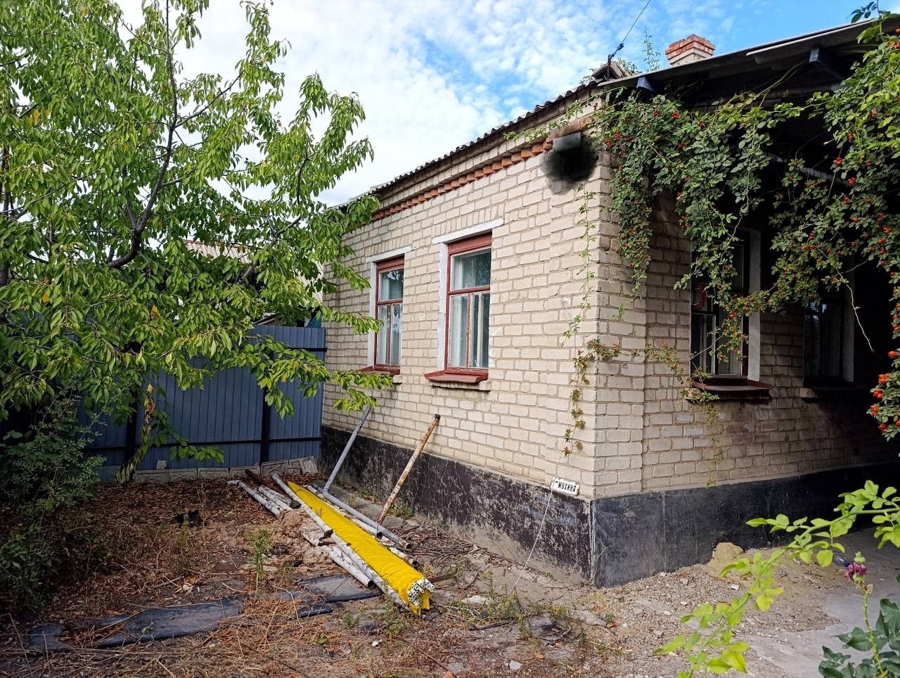 Продам дом улица Мухина, общая площадь 48,7 кВ м. Три комнаты , две изолированные, окна частично м/п, стены под чистовую отделку, новый двухконтурный котел, радиаторы, с/у в доме. Навес и заезд для автомобиля, газифицированная летняя кухня. 10 минут пешком до центра. , земля 2 сотки. Цена 4100000 рублей + 795...