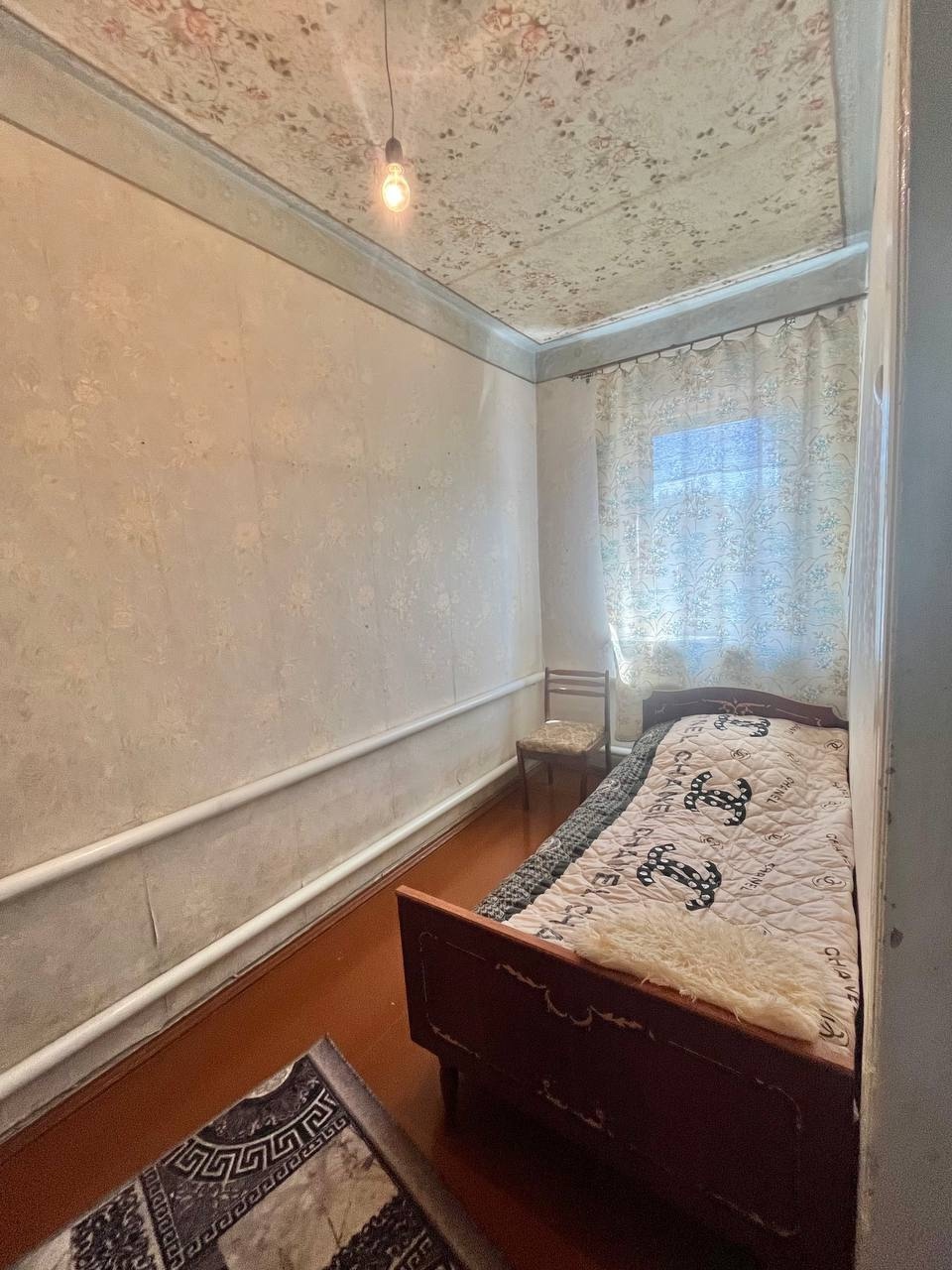 Продам дом на улице Крымская ( район 33 школы). Общая площадь дома 116 м2, земли 6 соток , участок ровный. Дом кирпичный, очень теплый. 5 комнат , кухня и санузел в доме. Потолки высокие. Хороший котел. Состояние дома заходи и живи . Новые ворота и забор. Хорошее месторасположение . Рядом школа , детский сад ...