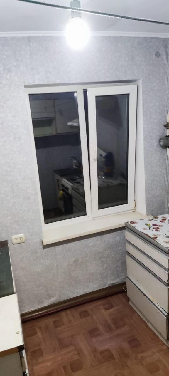 пгт. Горняцкий Продается 2-х комнатная квартира с индивидуальным отоплением по улице Гагарина, район (Пятачка). 4-й этаж/ 4-х этажного дома (крыша после капремонта). Общая площадь 42,10 кв. м., кухня 6,3 кв. м. МП окна (трехкамерные), балкон остеклен (деревом), газовый конвектор, кладовая (большая), санузел с...