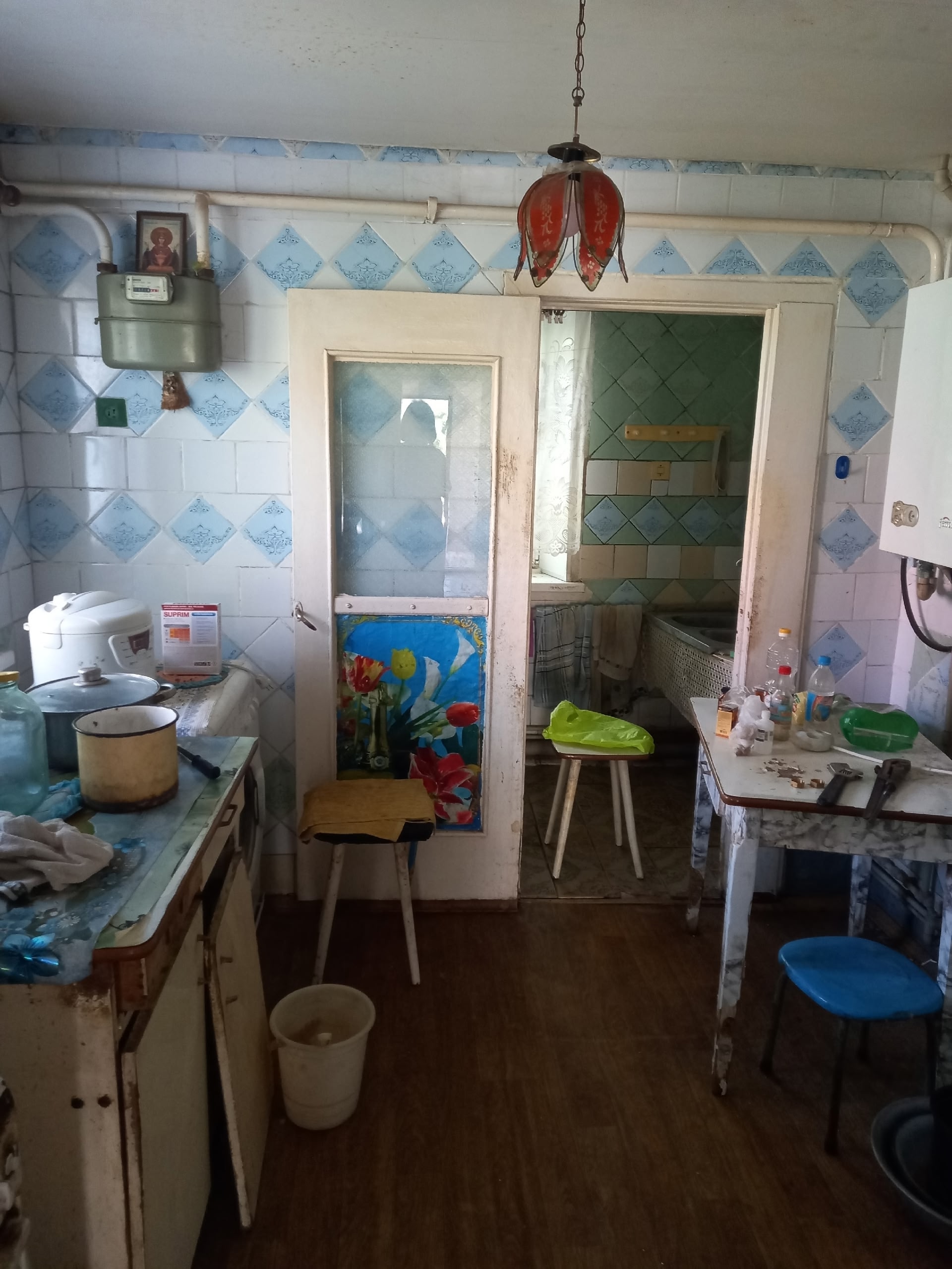 Продаётся под ремонт жилой дом по ул. Нахимова район Депо. Частично установлены пластиковые окна. Участок 6 соток, на участке сарай, гараж. Цена 2700000 руб. Торг. Т. +79595743758