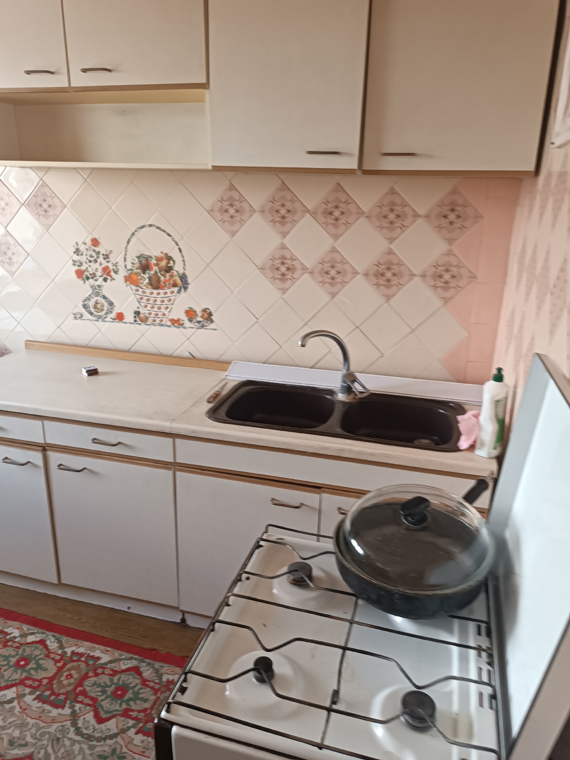 Продаётся 3-х комнатная квартира в центре г.Краснодона, Микроцентр 1. Квартира находится на 9-м этаже, лифт работает постоянно, крыша перекрыта качественным материалом. Стояки канализации и воды заменины.Цена 3500000тыс.руб. Телефон+79590228757...