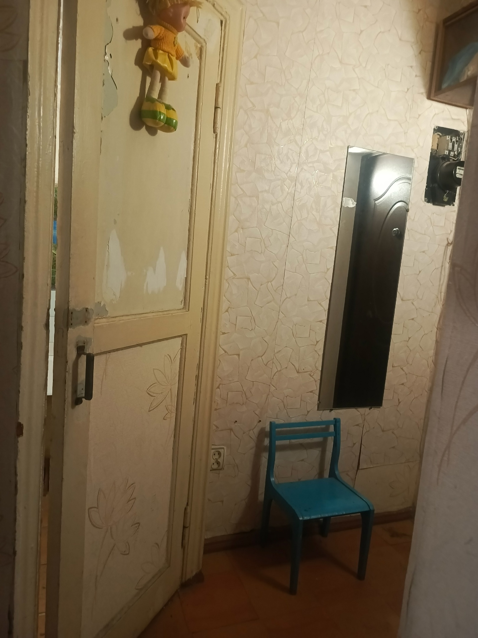 г. Алчевск Продается 1 комнатная квартира по улице Чапаева, район (Айсберга). 3-й этаж/ 5-ти этажного дома, под ремонт. Общая площадь 28 кв. м., кухня 6,4 кв. м. МП окна и балкон (не остеклен), газовая колонка, входная металлическая дверь, 2 кладовые, санузел совмещен. Квартира не угловая. 📂Документы РФ. 💰Цен...