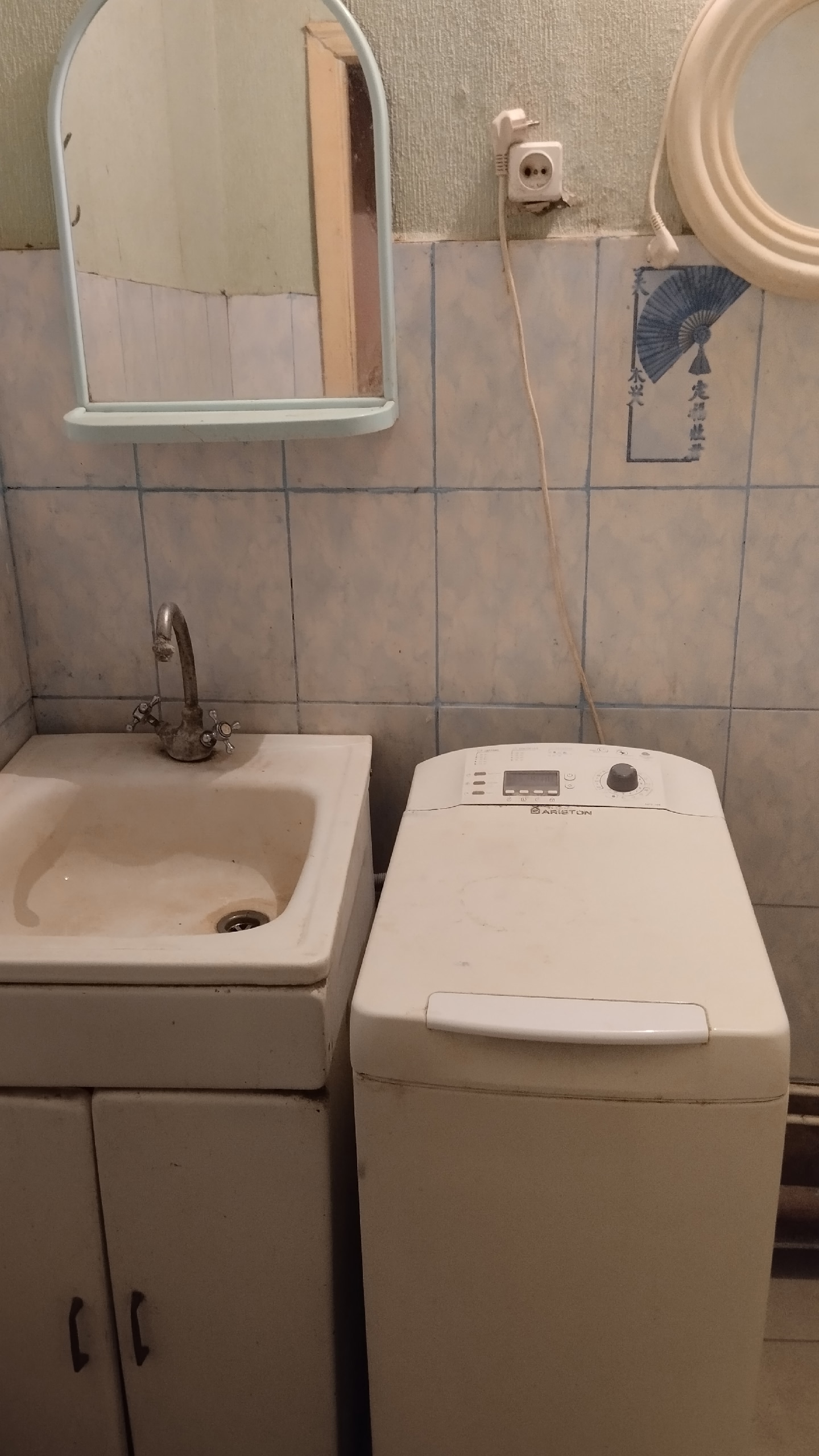 Сдаётся комната 13кв.м.,на городке ОР в бывшем общежитии сосвоей кухней,с мебелью и бытовой техникой, туалет и душ на две комнаты 13тыс.+ком, залог 7т +79591906110