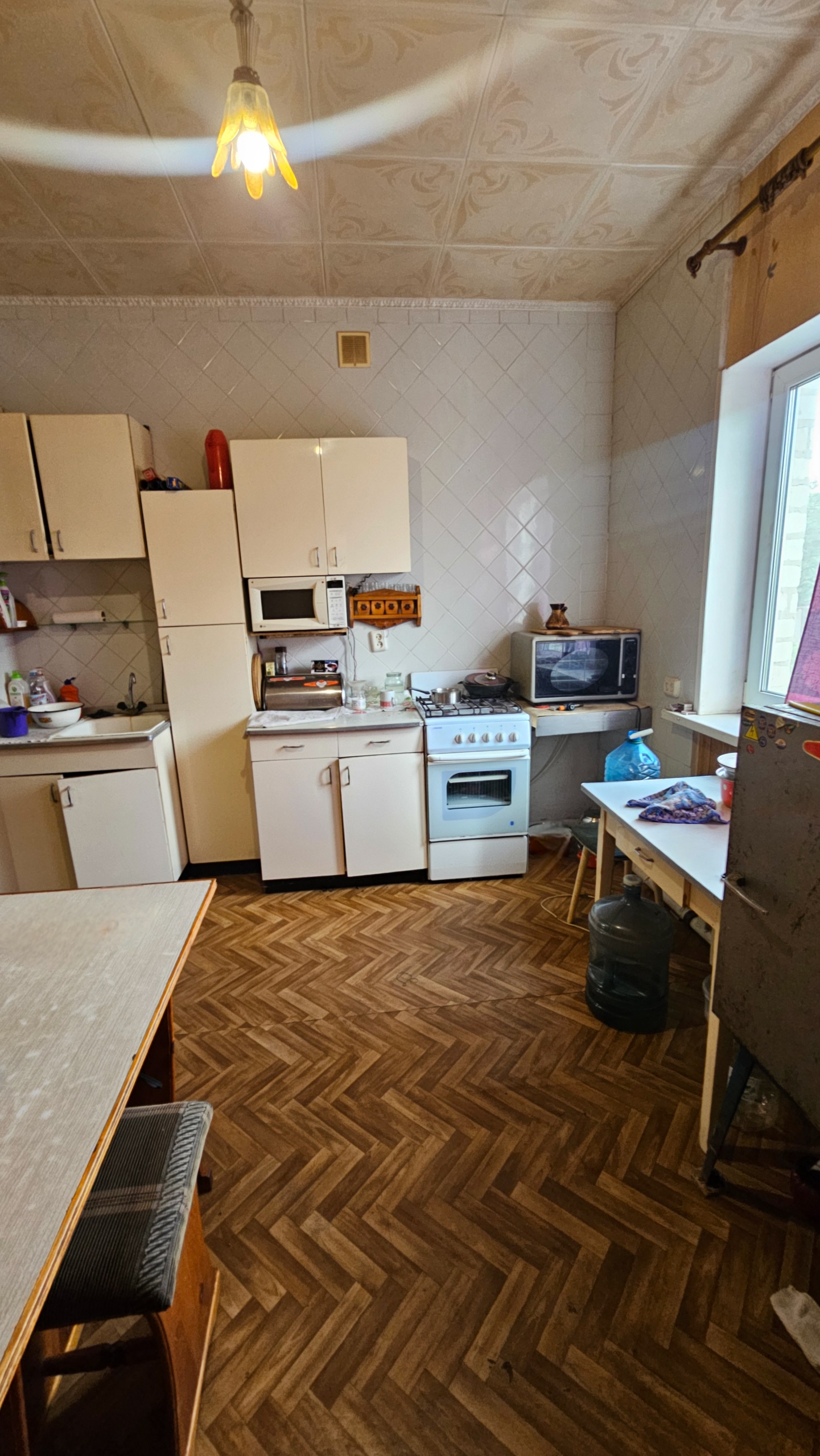 🏡Продаётся дом в Свердловске, ул. Энтузиастов, р-н Лесхоза🌲🌳 Добротный дом, 2002 года постройки, построен из шлакоблока, обложен кирпичом, ни единой трещины. Перекрытия железобетонные, толстые стены, высота потолков 2.8 метра. 🛠 Есть газ , котёл. Скважина, воды много + городская вода. 🚗Два гаража: один совмещ...