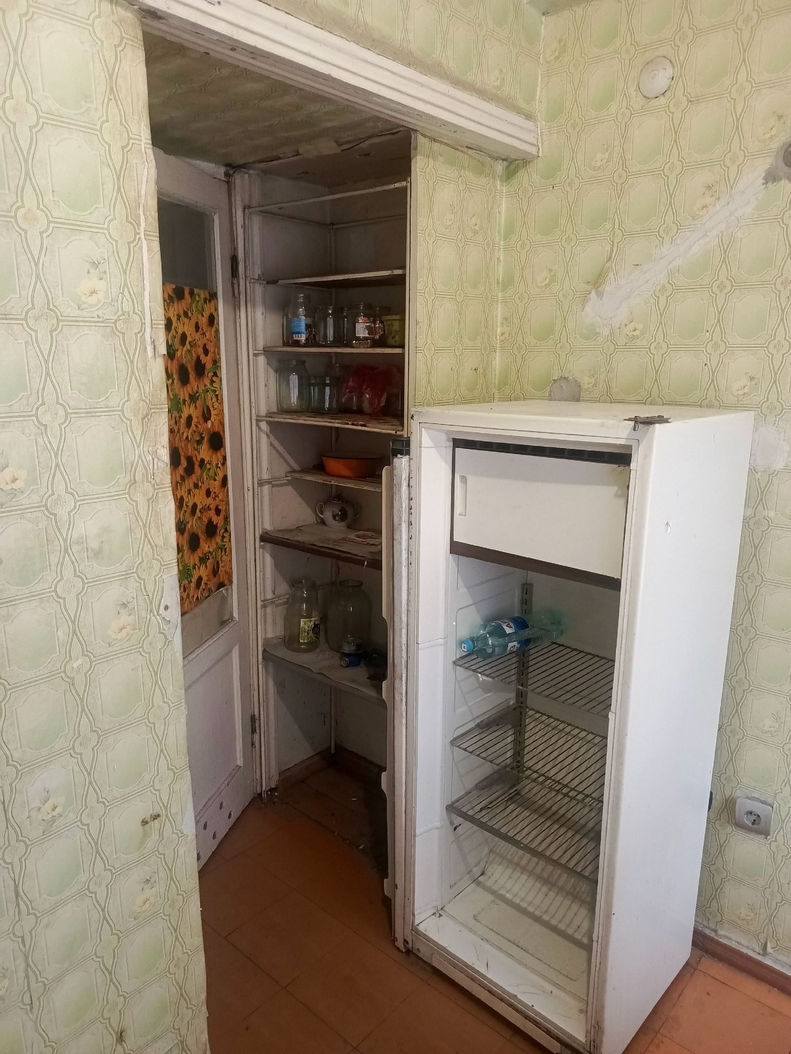 г. Алчевск Продается 1 комнатная квартира по улице Чапаева, район (Айсберга). 3-й этаж/ 5-ти этажного дома, под ремонт. Общая площадь 28 кв. м., кухня 6,4 кв. м. МП окна и балкон (не остеклен), газовая колонка, входная металлическая дверь, 2 кладовые, санузел совмещен. Квартира не угловая. 📂Документы РФ. 💰Цен...