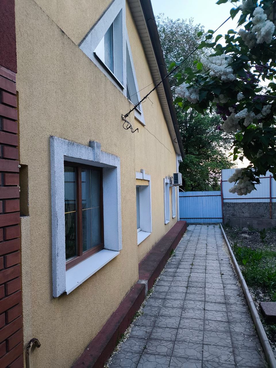 ‼️Продам дом ул. Любы Шевцовой! Центр города, рядом парк ВЛКСМ. Дом одноэтажный + цокольный этаж. Общая площадь 140 кв.м.. На первом этаже 5 комнат, прихожая, гостиная, спальня, кабинет, спортзал и оранжерея. В доме два кондиционера, отопление двухконтурный котёл. Заменена проводка в доме, во дворе, в подсоб...