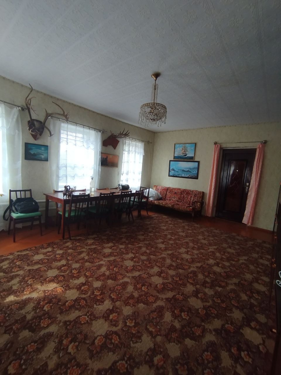 🏡 Дом с фруктовым садом в центре Станицы-Луганской! Рядом всё! Продаётся уютный дом 90 м² на приватизированном участке 12 соток, в центре Станицы-Луганской, по главной улице — район банка ПСБ. 💡 Кирпичный, тёплый, жилой дом с тремя просторными комнатами и кухней. 🛠 Крыша шифер — в отличном состоянии, окна мет...
