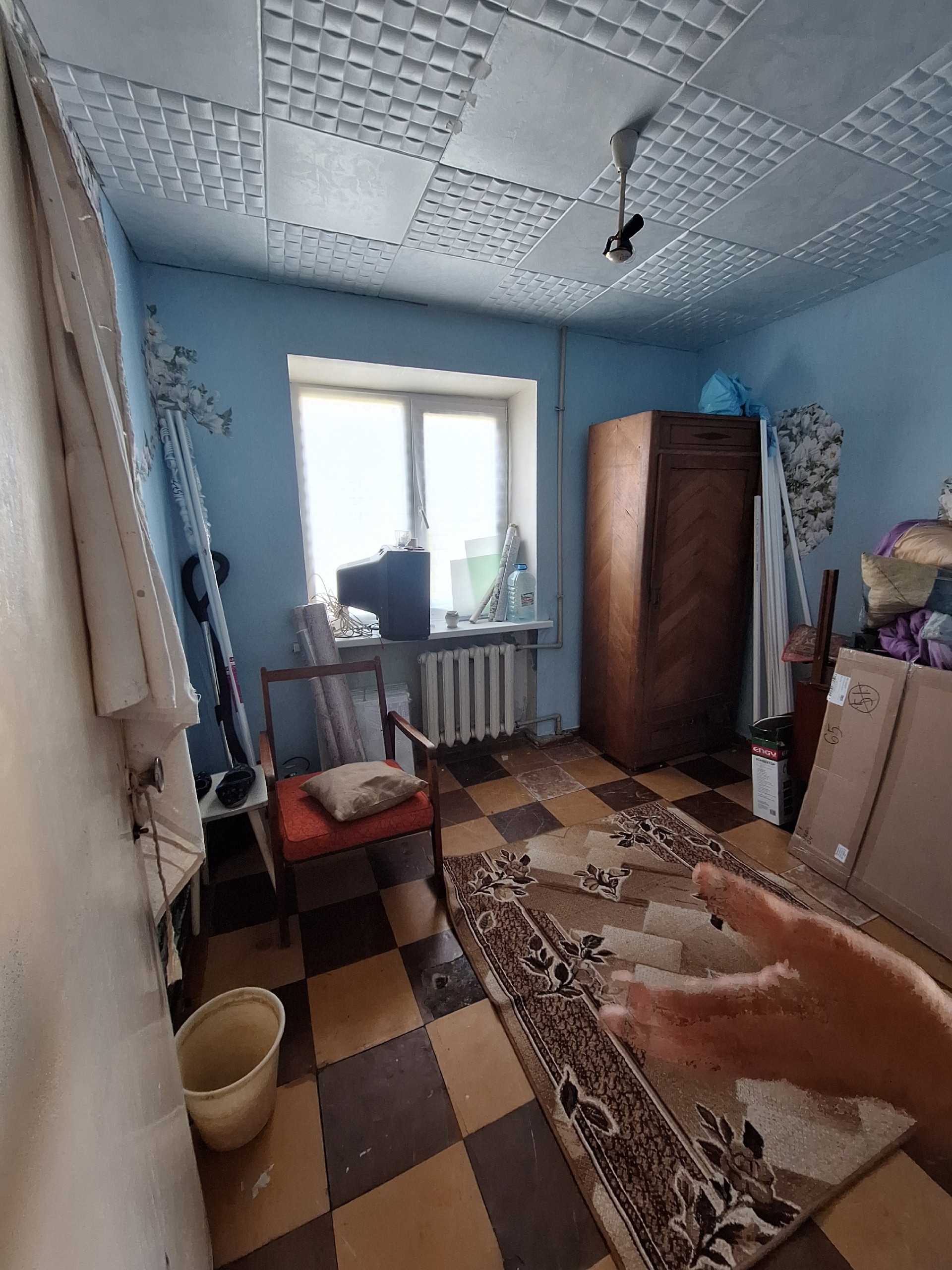 Продам 3-х комнатную квартиру в городе Луганск Малая Вергунка. Площадь 45.1 м2 Расположена на 3 этаже 3-х этажного кирпичного дома 2 изолированные спальни, зал проходной, балкон, есть кладовая, сан.узел совмещен. Состояние как на фото. Окна металлопластик. Рядом "Матрешка", остановка Тихий, спальный...