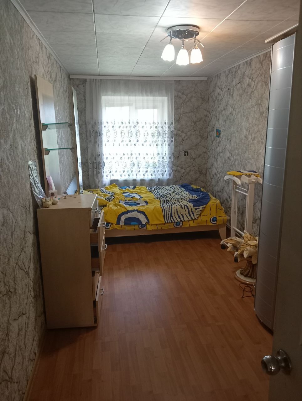 ! Продам 3-х комнатную квартиру в г. Краснодоне по ул. Комсомольская, (р-н Роддома), 3-й этаж, индивидуальное отопление, пластиковые окна, кондиционер, мебели и бытовая техника остается. 3 300 000,00 руб. торг. Тел: +7(959)102-72-31...