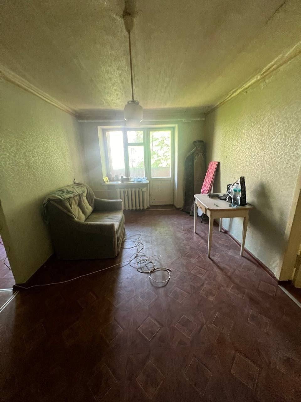 Продам 2к квартиру ул. Звейнека, р-н Таксопарка 2/5 этаж ✅ Общая площадь - 43 м2. Две комнаты, одна проходная 15.8, вторая изолированная 10м2 + кладовая. Кухня - 5.7м2. ✅ Санузел совмещен, в плитке. Подогрев воды - газовая колонка. Отопление центральное. Не угловая. Квартира под ремонт ✅ Рядом центр города, м...