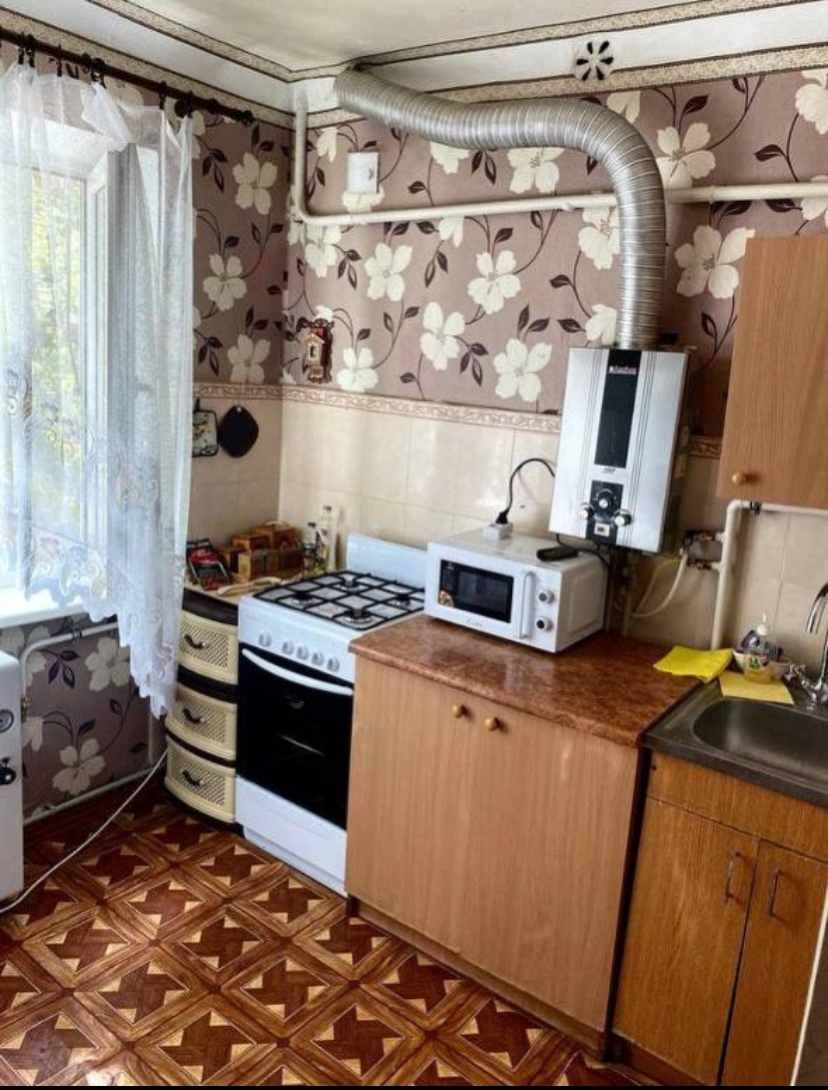 Посуточно 1-ая квартира ,в центре (Остановка почта). 1 -й этаж. -Диван двухспальный -Кровать двухспальная -Вода холодная и горячая -Микроволновая печь,холодильник,утюг,стиральная машина -Постельное ,полотенца,тапочки одноразовые -WiFi,телевидение В пешей доступности магазины,банк,рынок Обращаться по номеру те...