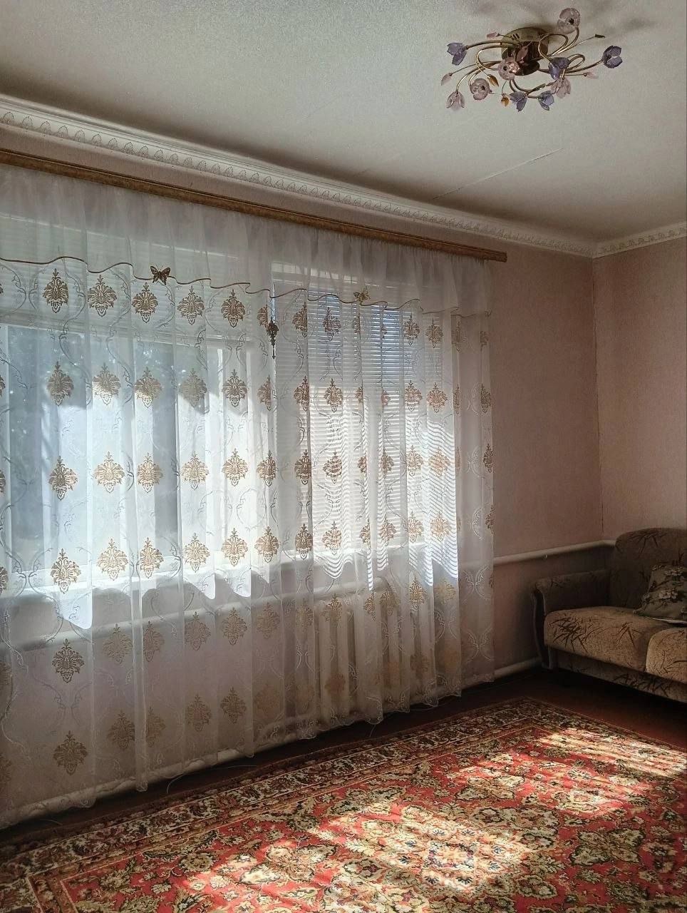 Продам дом в г. Красный Луч, р-н «Звезда» 3 комнаты, кухня, санузел. 70 кв.м. Пластиковые окна, душевая кабина, бойлер. Газифицирован, накопительный бак, насос, колодец. Жилое, хорошее состояние. Чистый и уютный. Двор 6 соток. Асфальтированный подъезд, рядом первая остановка «Звезды» и магазины. Цена: 2,4 млн...